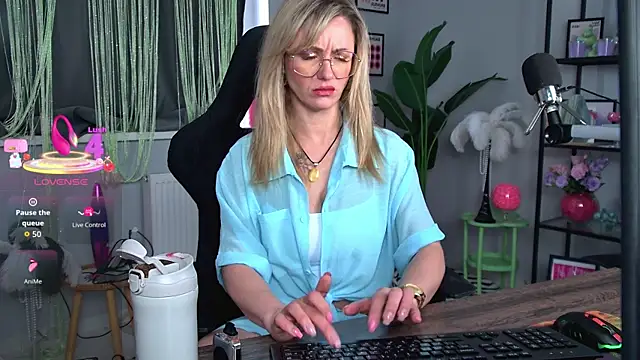 LadyIzabel online show from May 13, 11:49 am