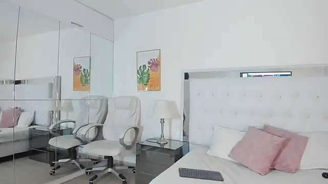 Isla Scott online show from April 10, 11:38 am