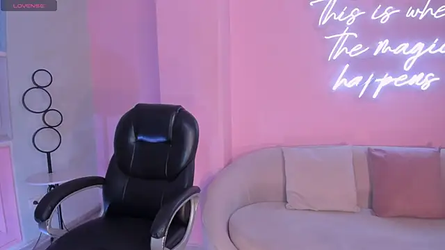 SavannahStorm online show from April 18, 1:02 pm