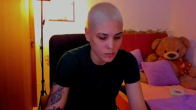 Charlee pink online show from April 1, 5:21 pm