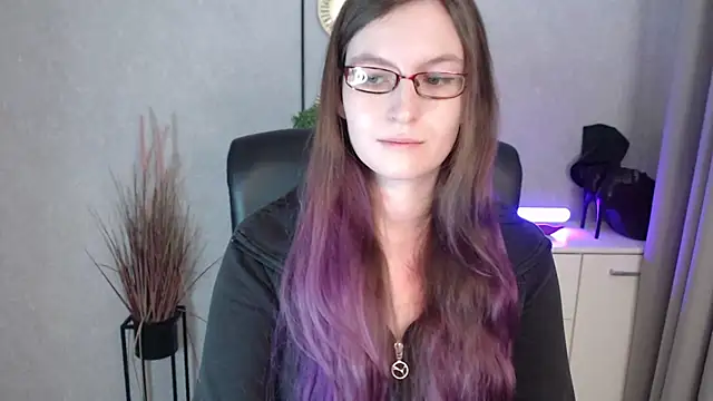 emmaxDelight online show from November 21, 7:10 am