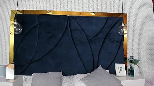 LARISSAEVANS online show from November 20, 3:51 am