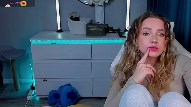 YaraKroft  online show from February 7, 8:02 pm