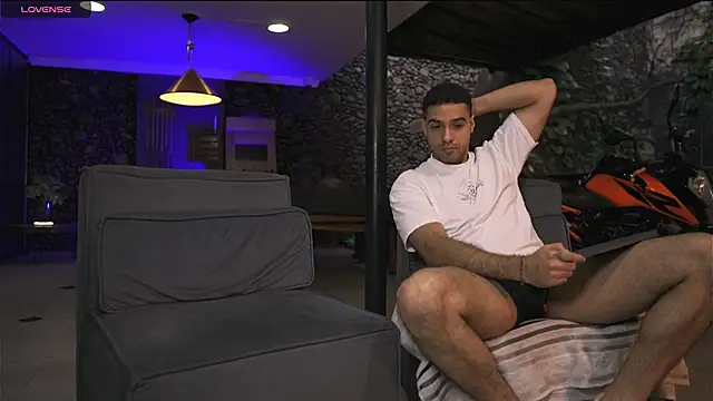 LeoSalvatore  online show from November 8, 9:20 pm