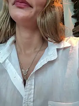 cuteluci  online show from February 20, 11:45 am