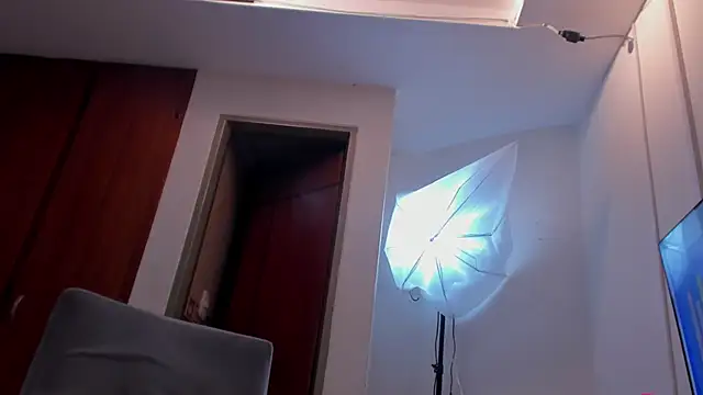 Snapshot of evelyn_wine chatting on October 11, 8:11 pm evelyn wine online show from October 11, 8:11 pm