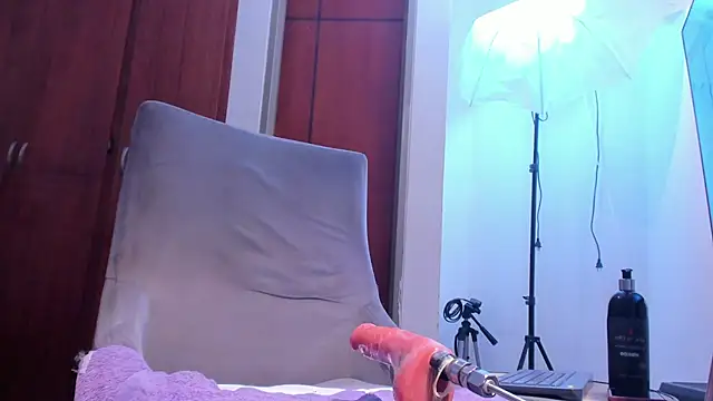 Snapshot of evelyn_wine chatting on September 18, 8:29 pm evelyn wine online show from September 18, 8:29 pm