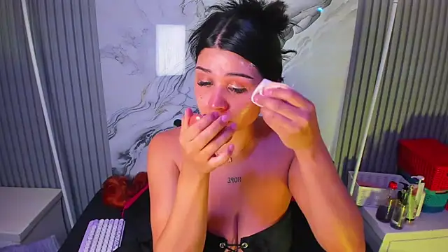 venusowen  online show from April 18, 8:31 pm