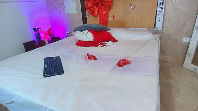 mialopez52 online show from February 15, 7:24 pm