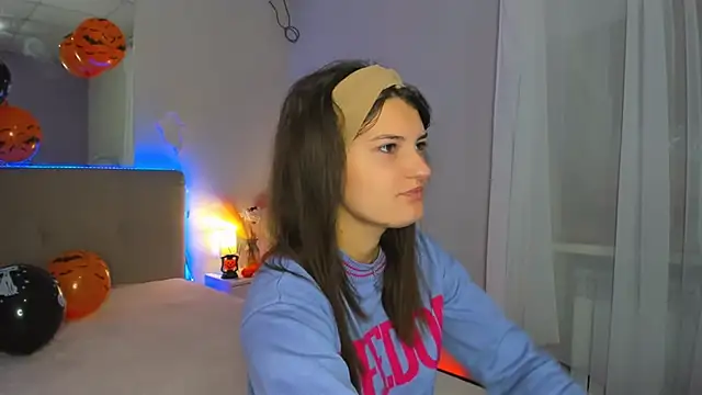 Laura Leee online show from October 24, 5:25 am