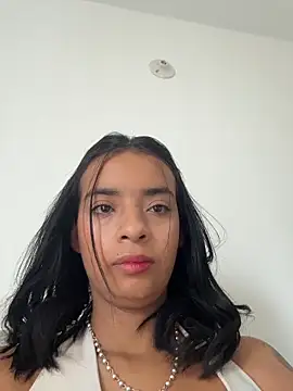 Laura fernandezII online show from April 5, 3:00 pm