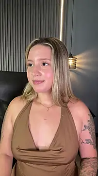 Snapshot of MiaPetit_ chatting on October 24, 1:01 am MiaPetit online show from October 24, 1:01 am