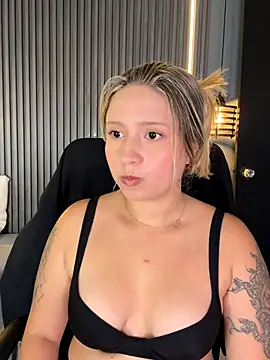Snapshot of MiaPetit_ chatting on September 20, 12:32 am MiaPetit online show from September 20, 12:32 am