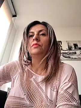 Latiinvenushot online show from March 19, 1:04 pm