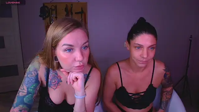 Snapshot of Carrie_Moonshine chatting on October 23, 7:09 pm Carrie Moonshine online show from October 23, 7:09 pm
