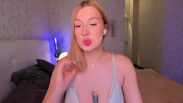 Emma  Leee online show from November 18, 12:55 am