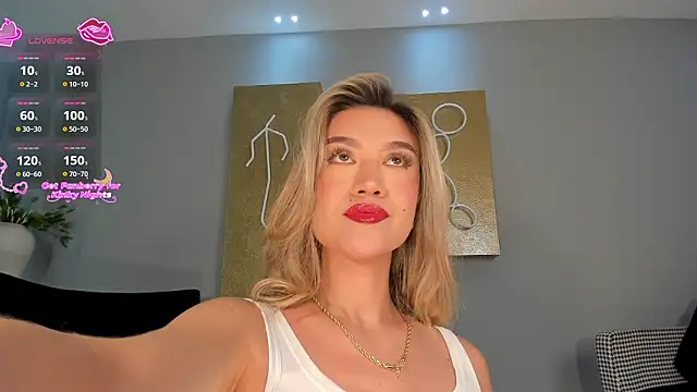 RebeccaHudson online show from February 3, 7:40 pm