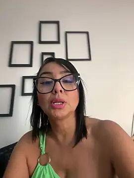 Snapshot of almaa_18 chatting on September 19, 4:44 am almaa 18 online show from September 19, 4:44 am