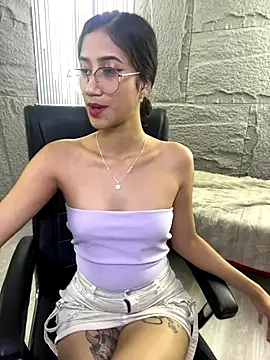 Snapshot of KaitlynLoveCam chatting on October 3, 11:43 pm KaitlynLoveCam online show from October 3, 11:43 pm
