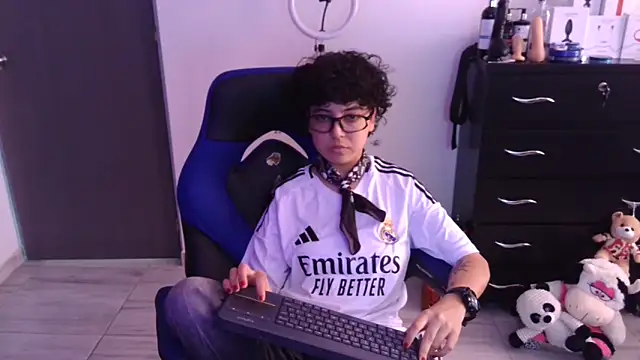 thomascooper7 online show from February 17, 7:24 pm