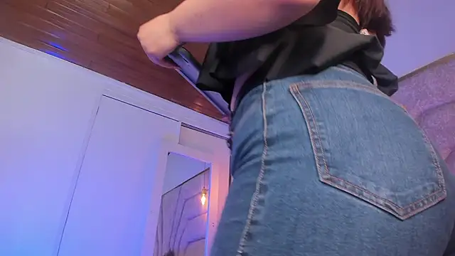 EmaJames25 online show from April 18, 7:07 pm