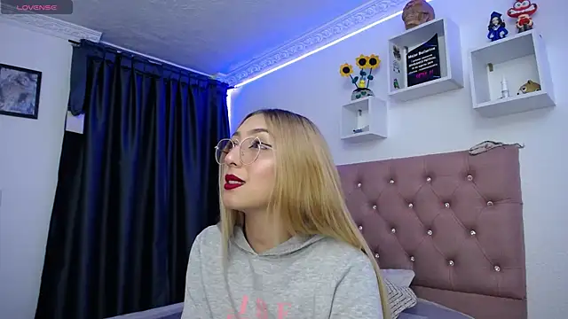 Soffy-brooks online show from September 19, 3:05 am