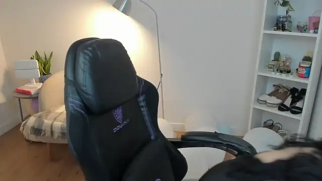  BellaEvans  online show from April 14, 4:56 am