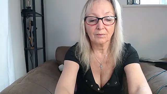 Snapshot of Ladystargazer1966 chatting on December 2, 11:00 am Ladystargazer1966 online show from December 2, 11:00 am