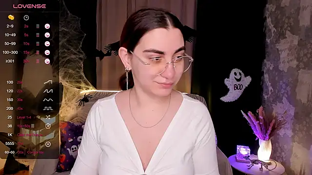 hannacheekss  online show from November 3, 2:04 am