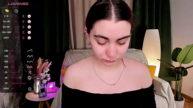 hannacheekss  online show from March 31, 2:00 am