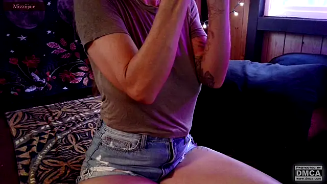 mizziijai online show from October 30, 1:30 am