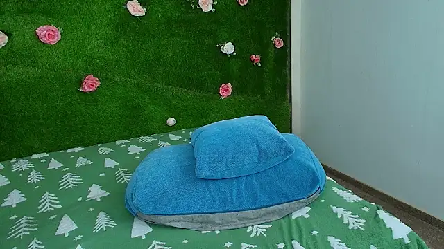 Huge Titties  online show from February 12, 5:09 am