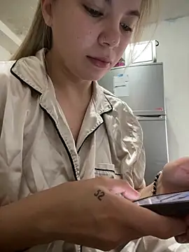 PEACHY439 online show from November 3, 4:44 pm