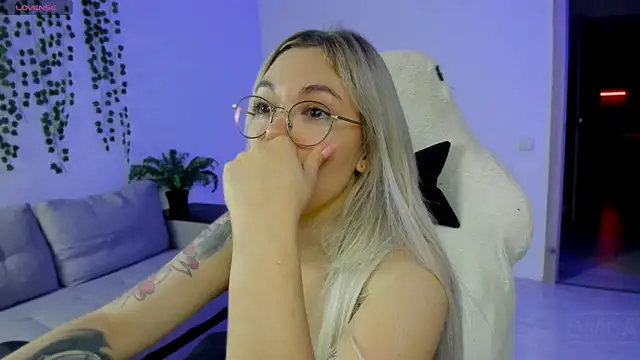 whoa-hoa-hoa-hoa-hoa online show from November 15, 7:04 pm