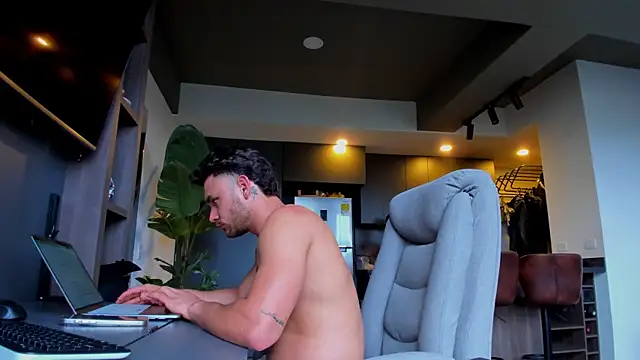 Maximo Marcelo online show from April 16, 9:39 pm