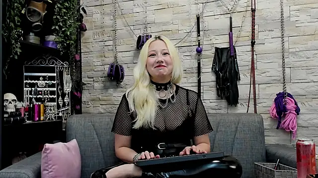Snapshot of CruelMistress chatting on October 9, 11:20 pm CruelMistress online show from October 9, 11:20 pm