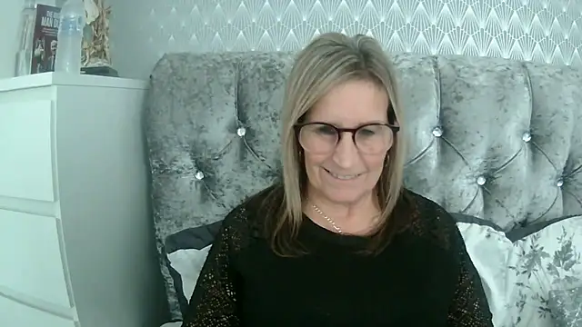 Snapshot of Additive_Mature_Linda chatting on September 19, 3:55 pm Additive Mature Linda online show from September 19, 3:55 pm