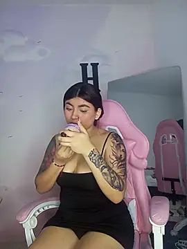 Snapshot of carolayrosse chatting on October 22, 3:11 am carolayrosse online show from October 22, 3:11 am