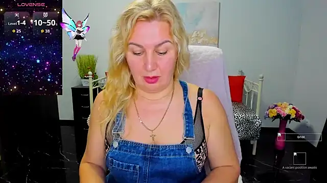 Snapshot of Lili_Crossi chatting on October 4, 6:19 am Lili Crossi online show from October 4, 6:19 am