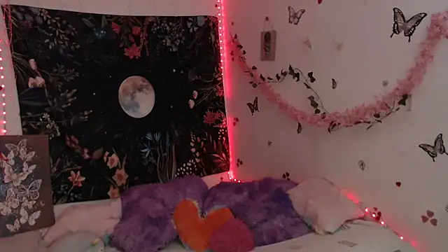 Emillyy m online show from April 13, 10:43 pm