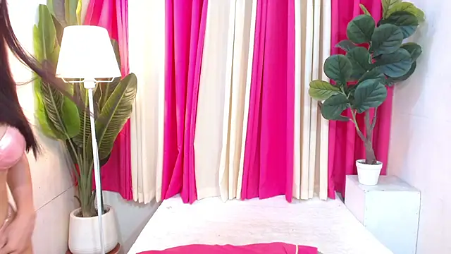 Notaestheticallykylinee online show from April 14, 2:44 am