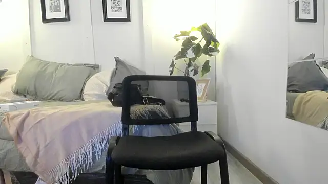 Caroline dh online show from February 8, 2:10 pm