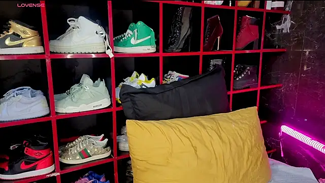 Indianbrownie online show from April 18, 10:31 pm