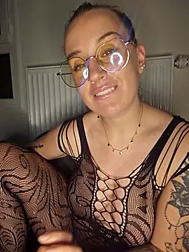 Lindsay 00off online show from February 8, 4:33 pm