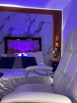 Jeen Taylor online show from February 24, 10:30 pm