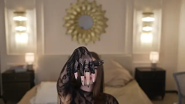 Magnetic Mia  online show from December 5, 4:12 am