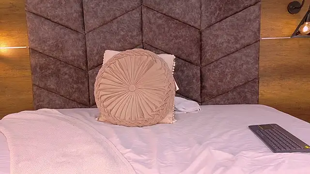 JaylaScott   online show from December 18, 11:48 am