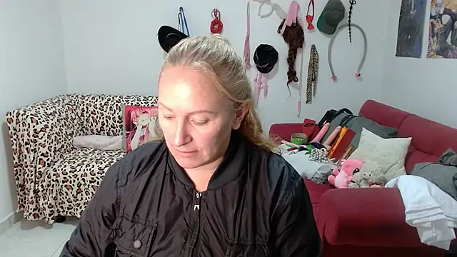 emperabigbootybigass online show from March 13, 1:01 pm