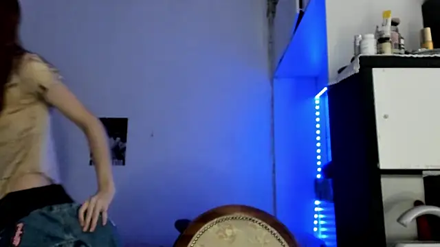 Snapshot of LisaIcon chatting on October 19, 10:06 am LisaIcon online show from October 19, 10:06 am