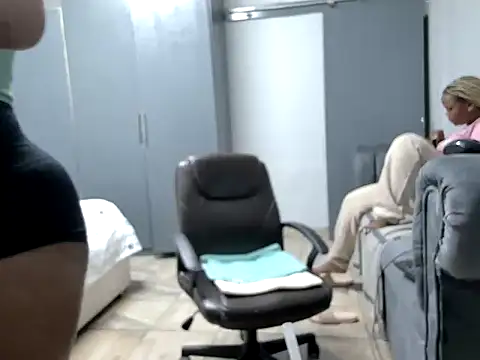 Pearl 00 online show from February 20, 8:31 pm